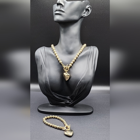 Elegant Gold Heart Pendant Necklace - Picture 4 of 4